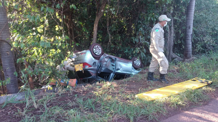 Carro capota e motorista morre