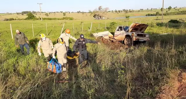 Motorista de caminhonete fica ferido em colisão com carreta na MS-274