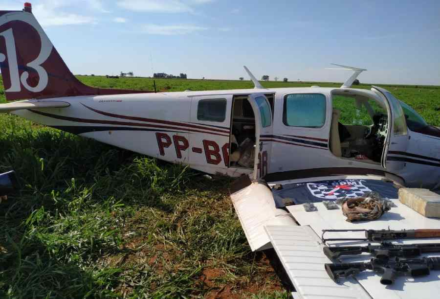 Aeronave carregada com fuzis e drogas é apreendida ao pousar em fazenda de MS