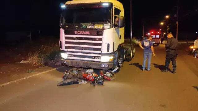 Bêbado e com luzes apagadas, caminhoneiro atropela motociclista