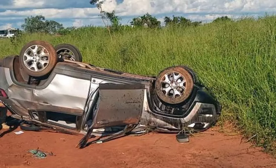 Motorista perde controle, capota carro e três ficam feridos em acidente na MS-483