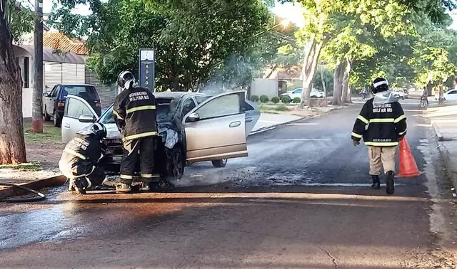 Carro pega fogo e condutor só tem tempo de tirar filho da cadeirinha