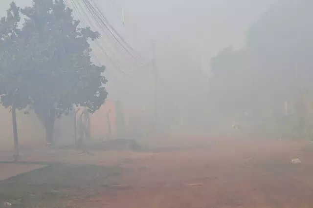 Fogo se alastra em terreno da Base Aérea e fumaça cobre bairro em Campo Grande