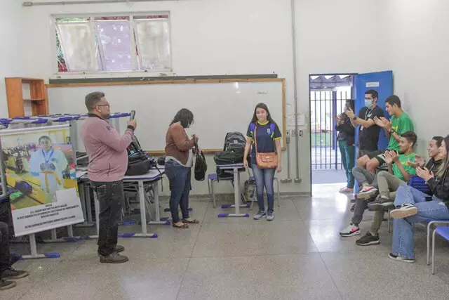 Judoca vice-campeão mundial é recebida com festa em escola da Capital