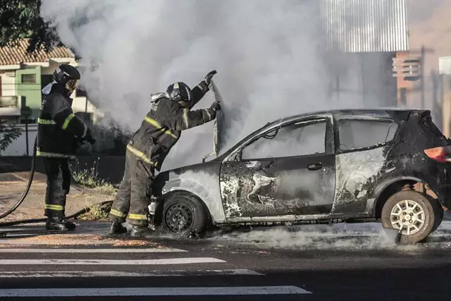 A caminho de concurso, candidato é surpreendido por incêndio em carro