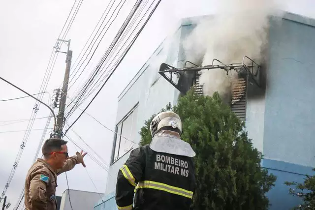 Bombeiros condenam prédio atingido por incêndio na Vila Planalto