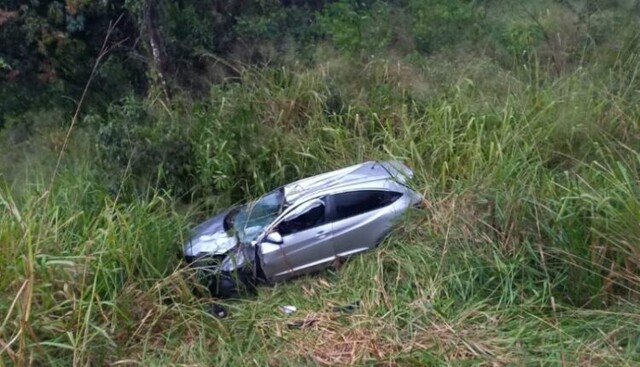 Carro aquaplana, bate em poste e 5 pessoas da mesma família escapam ilesas