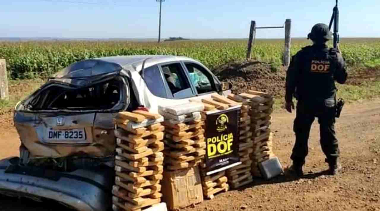 Traficante fura bloqueio do DOF na MS-379 e capota carro com mais de 200 quilos de maconha