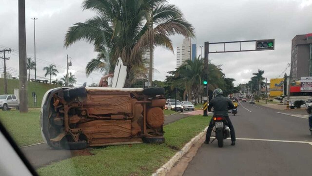 olisão na Afonso Pena termina com carro tombado no canteiro central