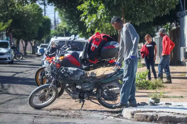 Motorista vira sem dar seta e carro é atingido por moto que explodiu com impacto