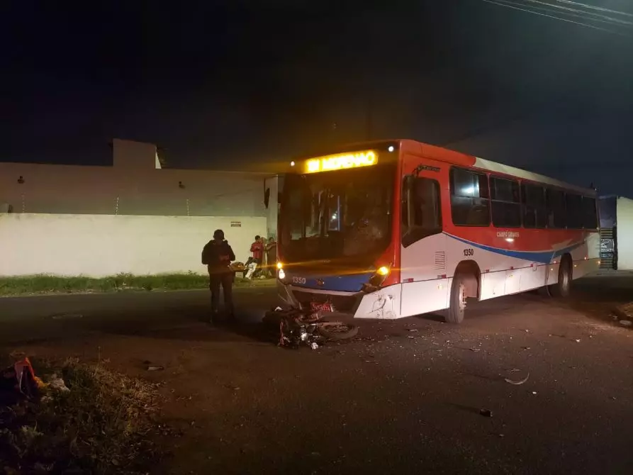 Motociclista que bateu em ônibus na Piratininga morre na Santa Casa de Campo Grande