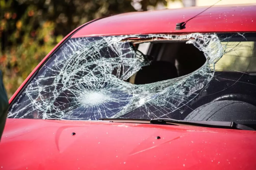 Agente de saúde é arremessada contra carro em acidente no Noroeste em Campo Grande