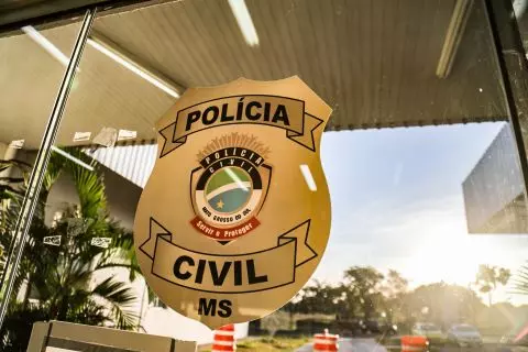 Embriagado e sem CNH, motorista é preso após fugir por bairros e colidir contra poste