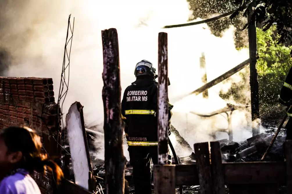 Moradores acordam com gritos em incêndio em barracos no Mário Covas em Campo Grande