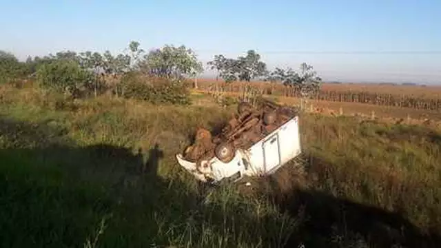 Após capotagem, caminhão baú é encontrado às margens de rodovia