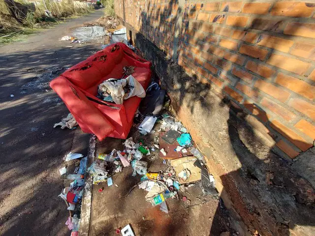 Nem câmeras impediram que rua se transformasse em verdadeiro lixão