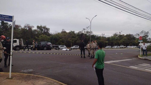 Carro invade preferencial, atinge e mata motociclista em avenida