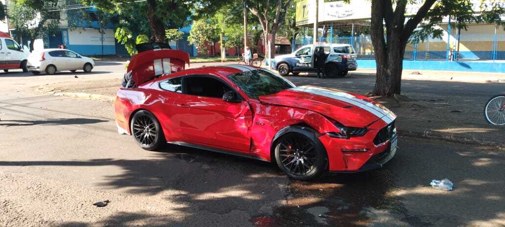 Acidente entre Mustang e motocicleta deixa duas pessoas gravemente feridas