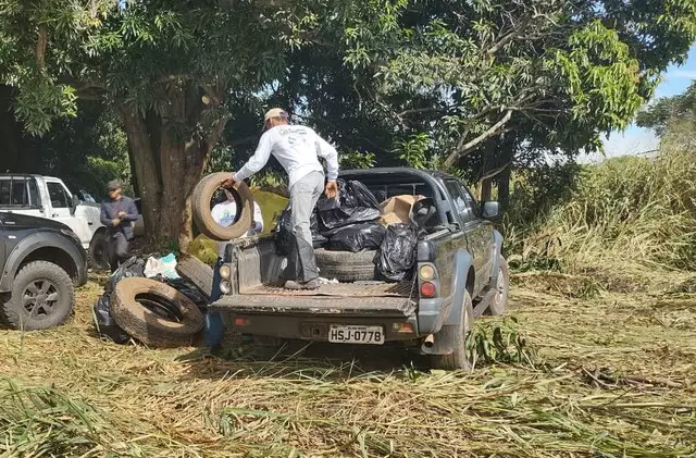 Voluntários retiram mais de 1,5 tonelada de lixo do Rio Negro