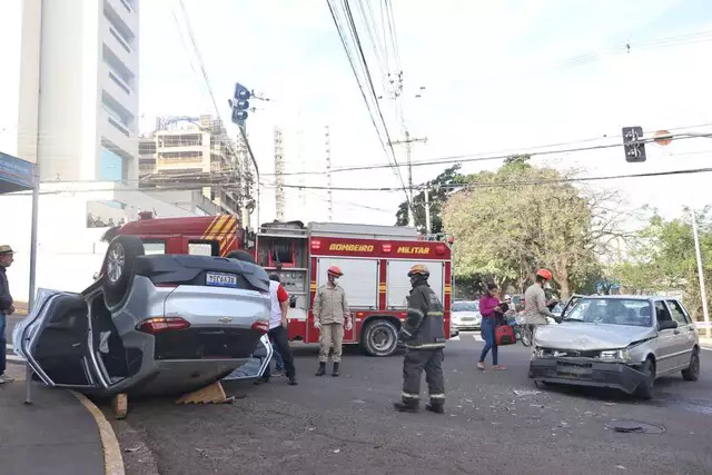 Carro roda na pista e capota após ser atingido por Uno que furou sinal vermelho