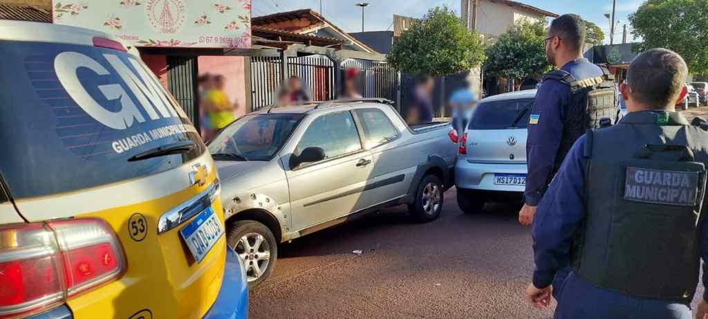 condutor bate em carro estacionado