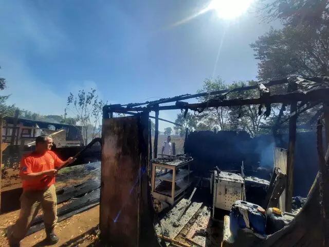 Incêndio em vegetação se alastra e destrói barracos às margens de rodovia