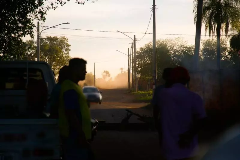 Moradores bloqueiam rua de chão para impedir passagem de carretas em fuga de fiscalização no Indubrasil