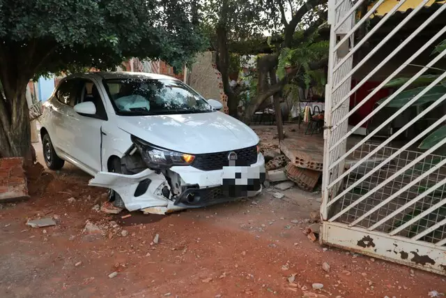 Adolescente pega carro do pai, perde controle e destrói muro de residência