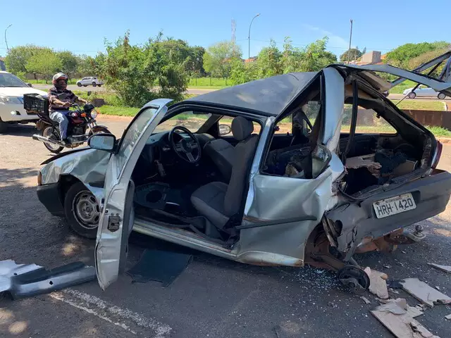 Carro perde roda no meio da rua e fica destruído ao ser atingido por caminhão