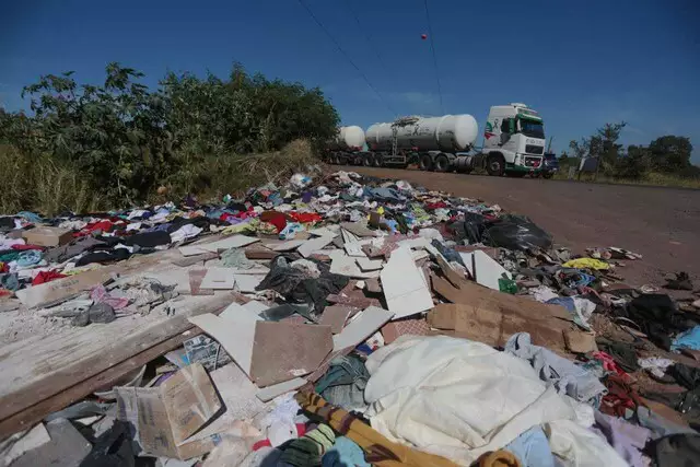 Roupas e calçados descartados atraem "garimpeiros" de peças em bom estado