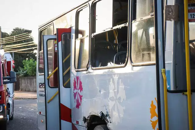 Motorista de carreta fura preferencial e colide em ônibus; 10 ficam feridos