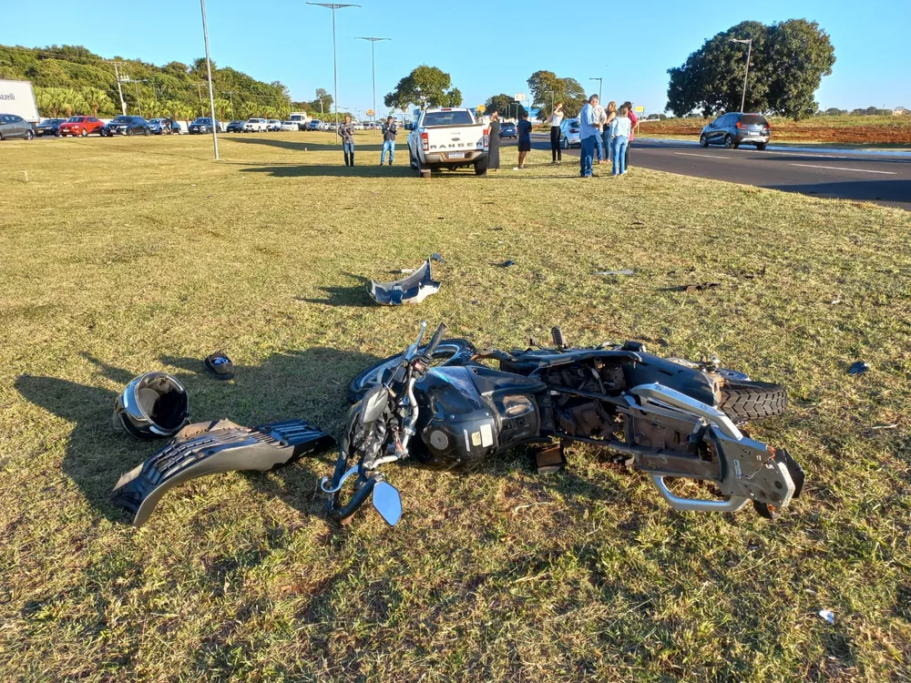 Condutor de moto que levava mulher para o trabalho tem perna amputada após colidir com caminhonete