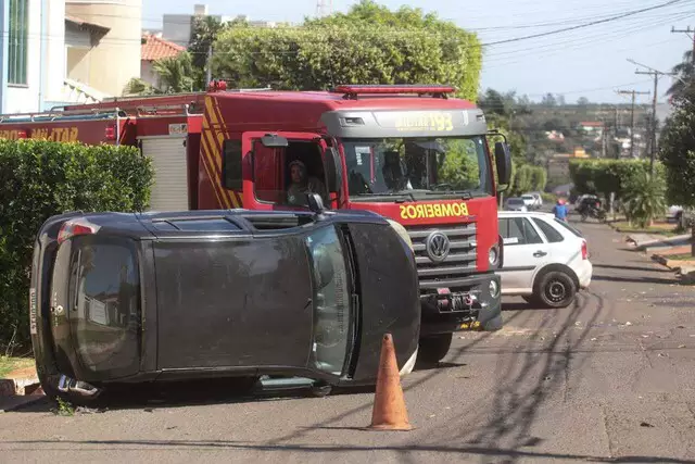 Carro tomba após colisão em cruzamento no Monte Castelo