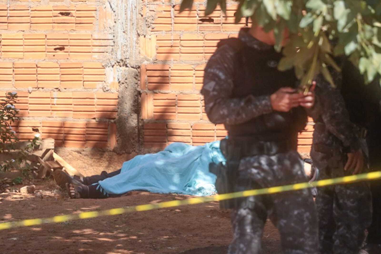 Chegando em casa, homem é executado a tiros na frente do filho