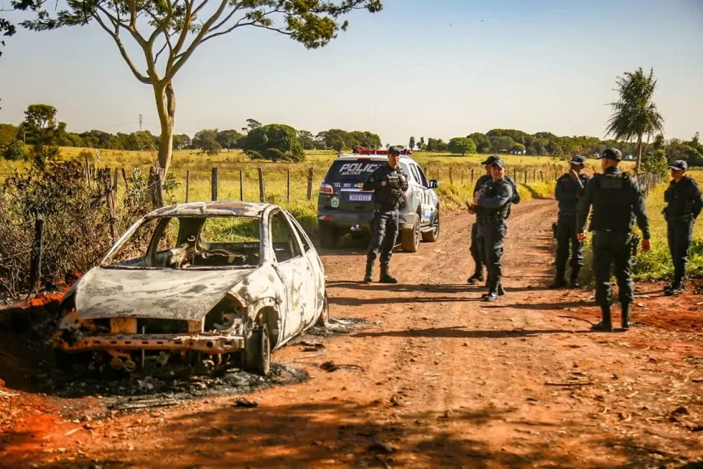 Corpo carbonizado é encontrado dentro de carro em estrada vicinal em Campo Grande