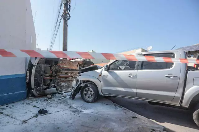 Mulher fura preferencial, capota carro e bombeiro fica ferido em colisão