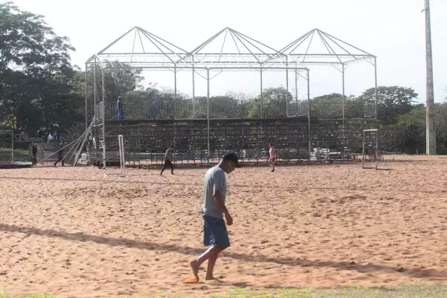 A estrutura que vai receber torneio nacional de vôlei de praia em Campo Grande começou a ser montada no Parque das Nações Indígenas.