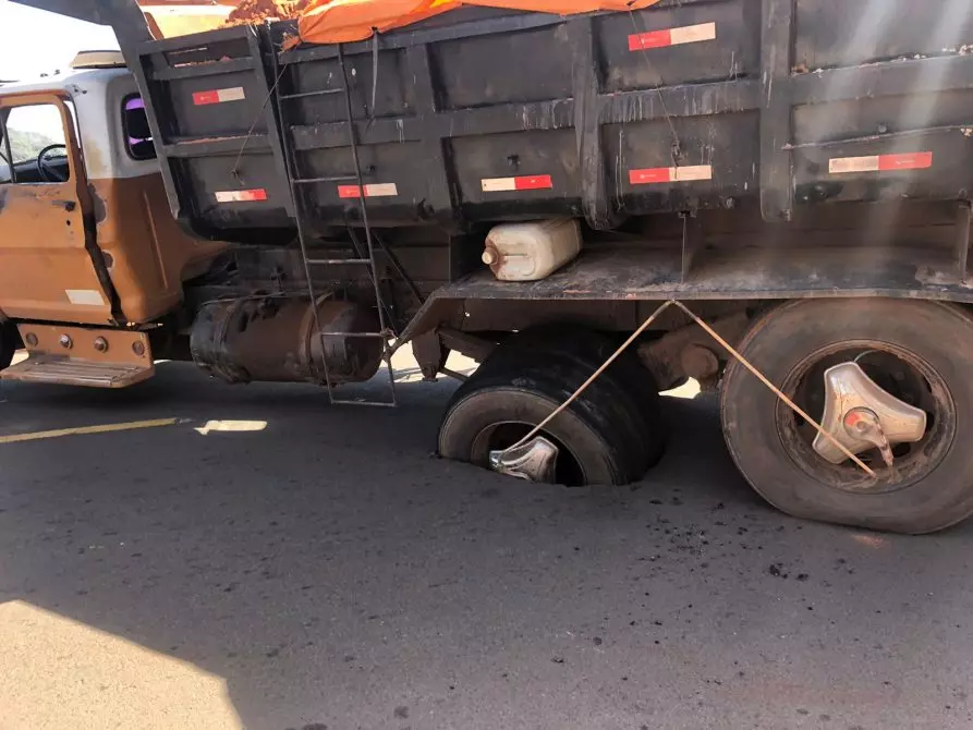 Caminhão caçamba afunda em asfalto no bairro Santo Eugênio