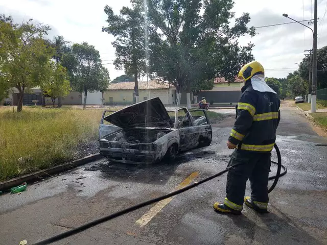 Carro pega fogo e condutor escapa pela janela no Bairro Tiradentes