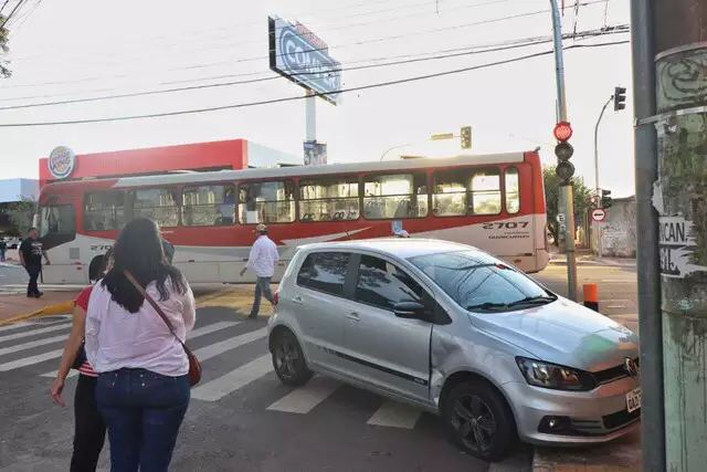 Motorista invade corredor e colide com ônibus na Rua Brilhante