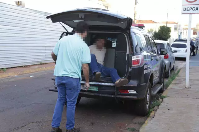 Mãe flagra filha sendo estuprada pelo padrasto na sala de casa; homem é preso