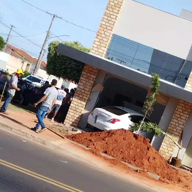 Embriagada e sem CNH, mulher perde controle de veículo e invade loja