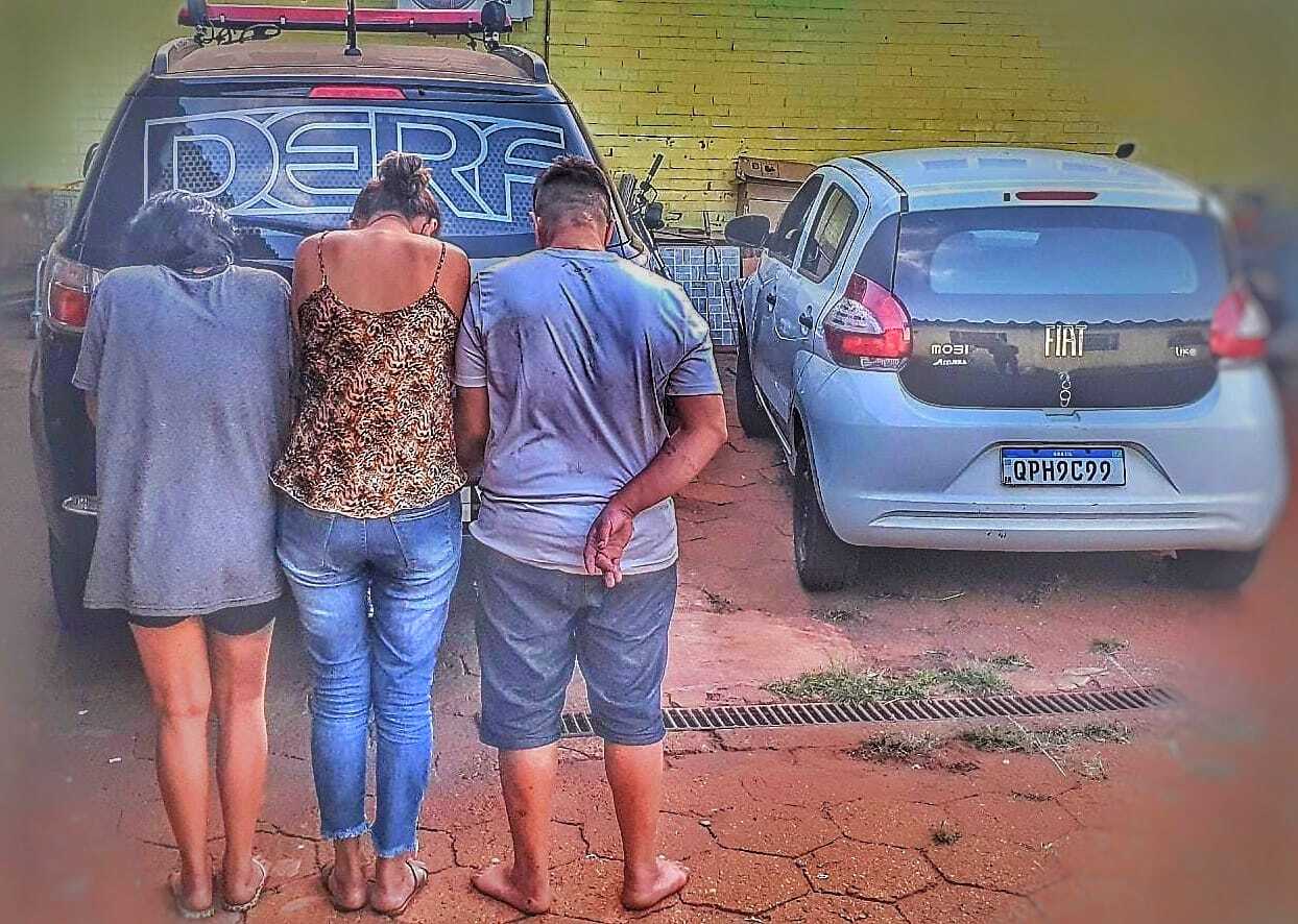 Polícia prende três em flagrante por roubo a lanchonete