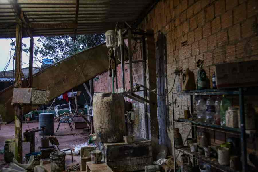 Idoso tem braço quebrado após casaco enroscar em máquina de tintas em Campo Grande