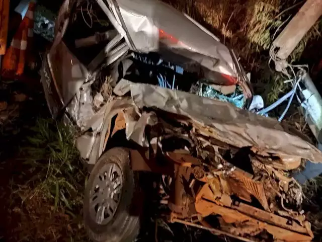 Jovem perde controle de direção e morre ao colidir carro em poste de energia