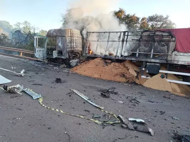 Militares garantem que incêndio causado após acidente na BR-163 foi extinto