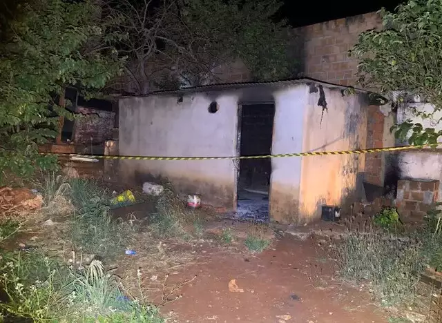 Homem de 50 anos é achado morto dentro de casa em chamas