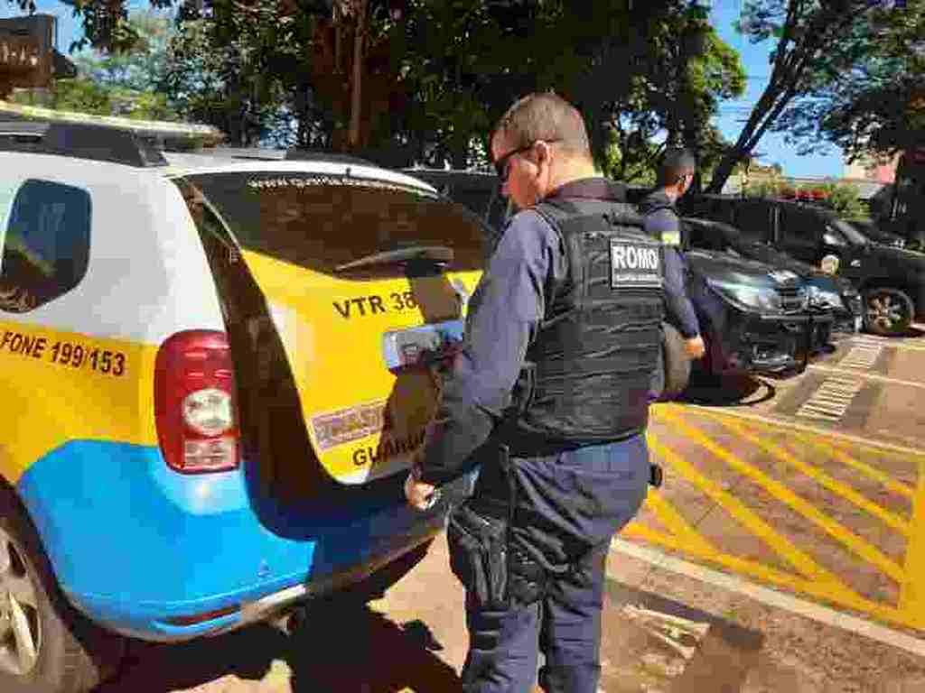 Embriagado e sem CNH, homem bate carro em Dourados e dorme ao volante