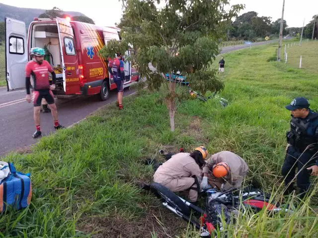 Motociclista sofre acidente na madrugada e só é achado de manhã com hipotermia