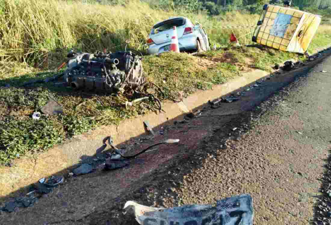 Motorista de 36 anos morre ao desviar de container caído na pista e colidir em carreta na BR-163